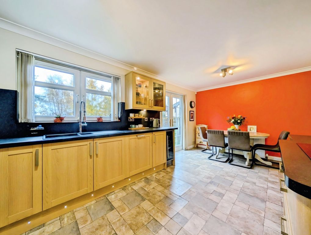 Property photo 3 of 30 Kitchen / Diner