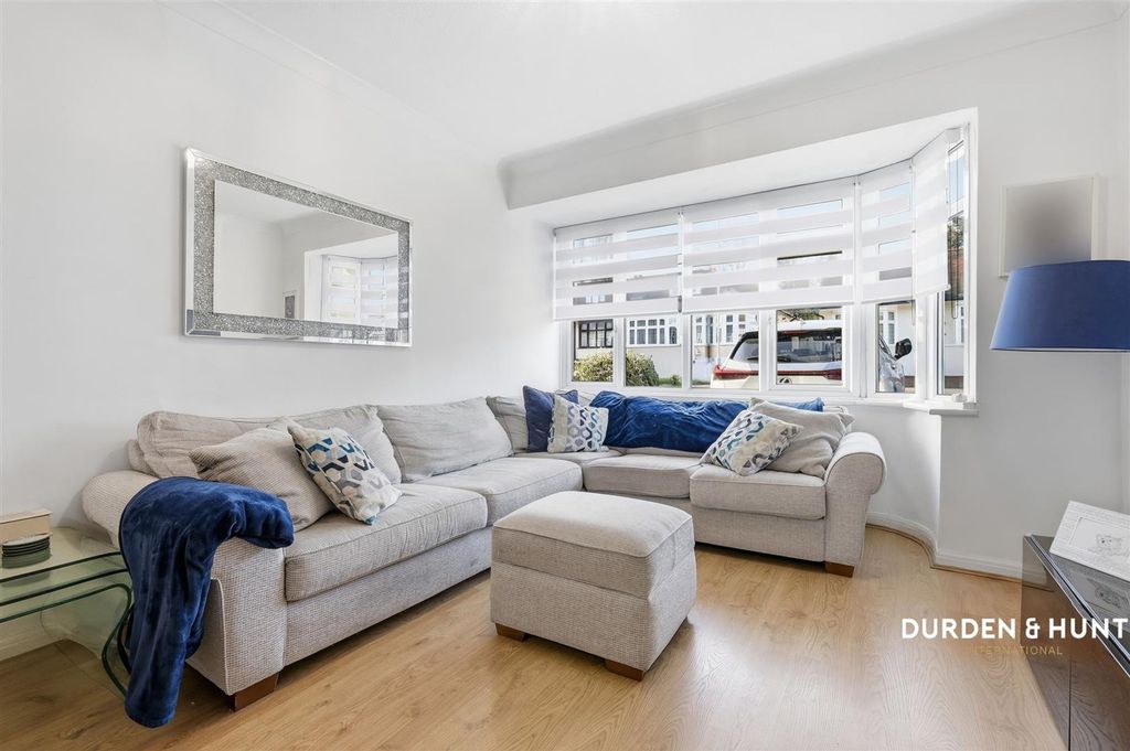 Property photo 3 of 18 Roding Lane North