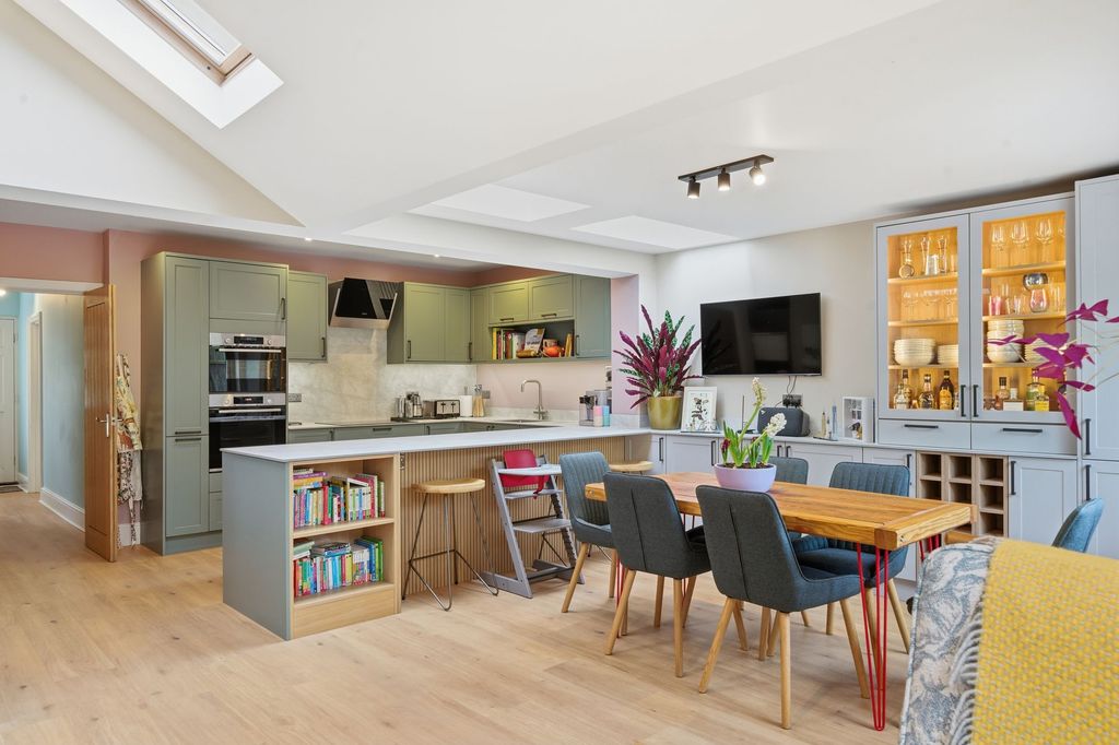 Property photo 2 of 33