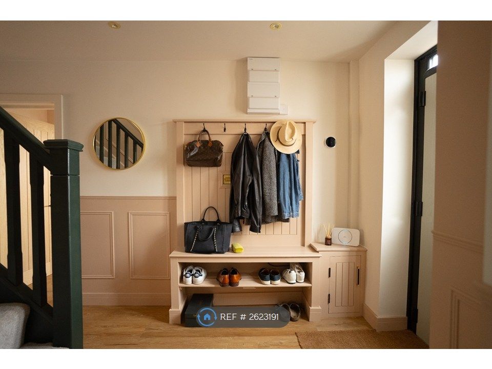 Property photo 3 of 13 Hall Way