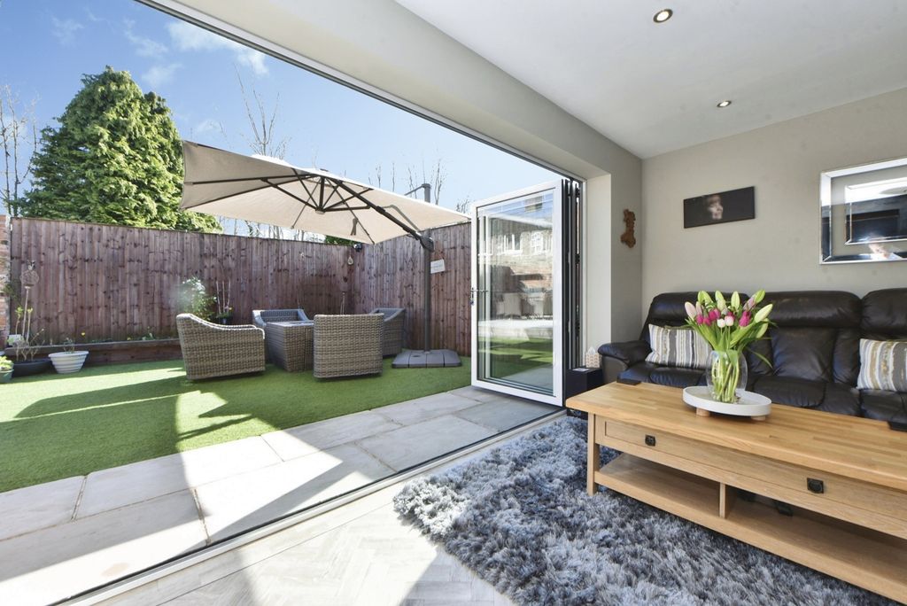 Property photo 3 of 28 Lounge