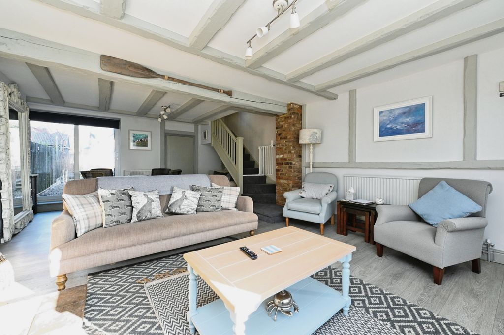 Property photo 1 of 17 Lounge