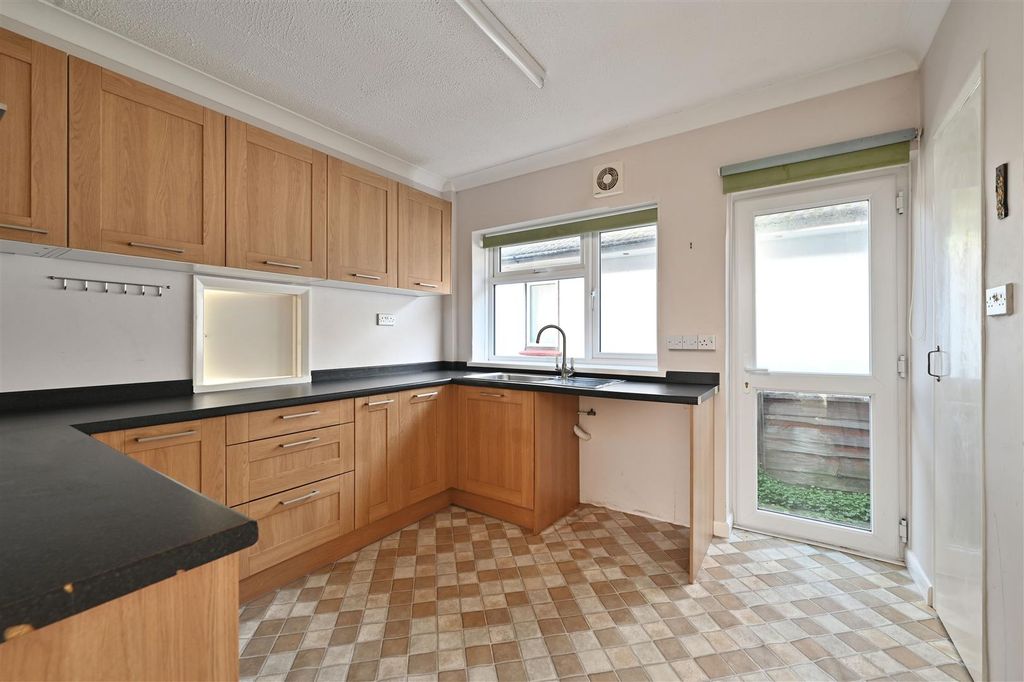 Property photo 3 of 19 37 Wychurst Gardens Tn39 (23).Jpg