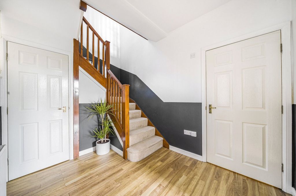 Property photo 3 of 11 Entrance Hall