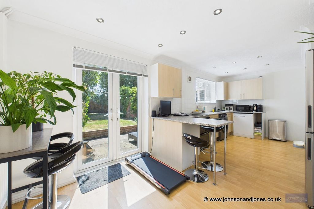 Property photo 3 of 19 3 Kitchen.Jpg