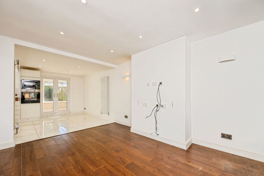 Property photo 2 of 23