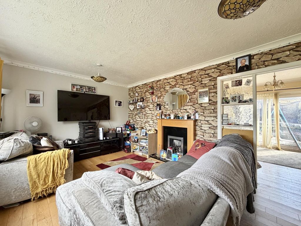 Property photo 2 of 16 Lounge