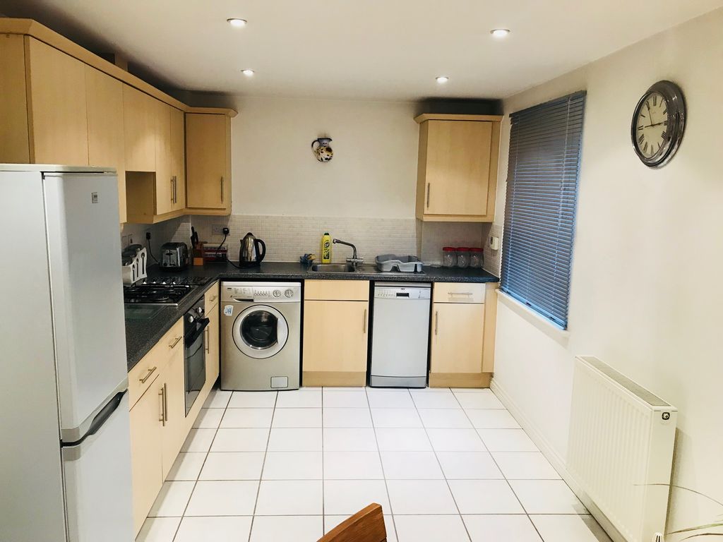 Property photo 2 of 6 Kitchen