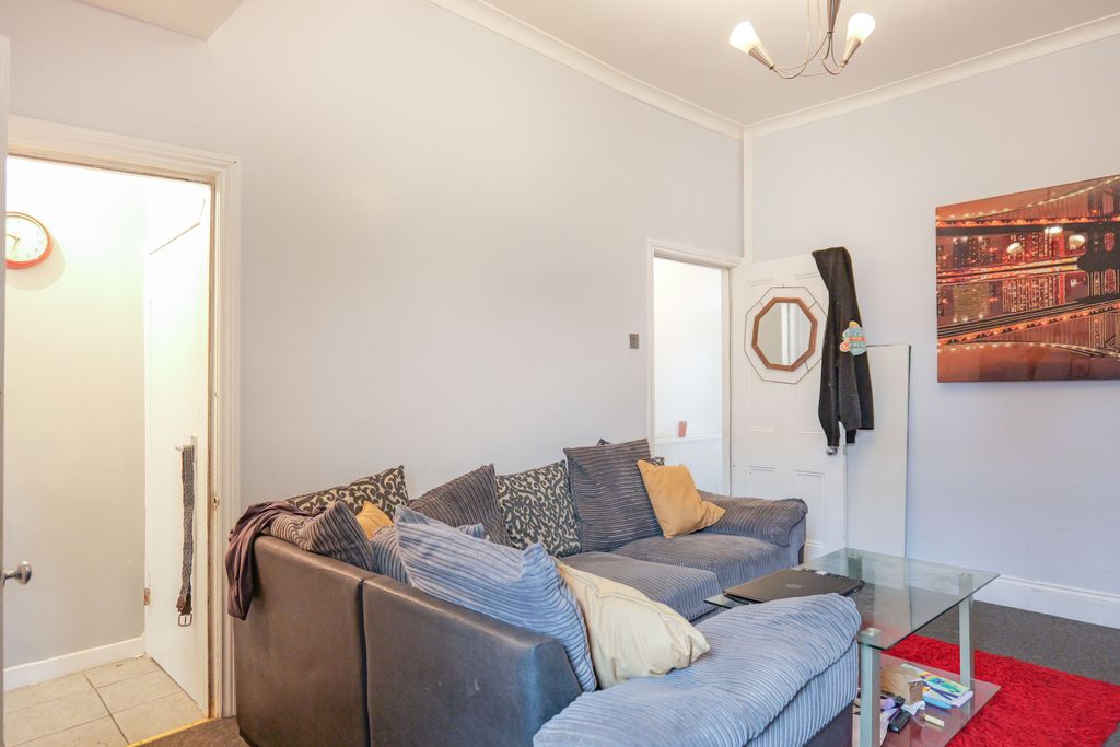 Property photo 3 of 19 Lounge 1