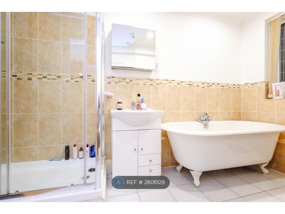 Property photo 2 of 11 Bathroom