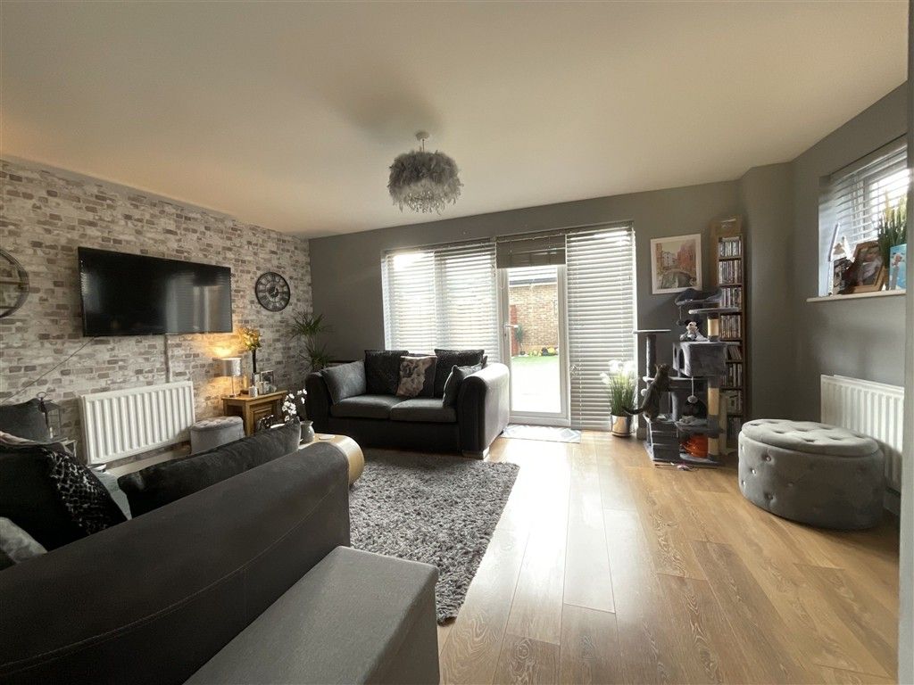 Property photo 3 of 11 Lounge