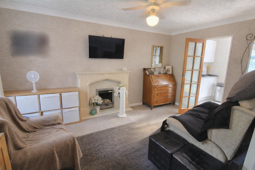 Property photo 3 of 12 Lounge