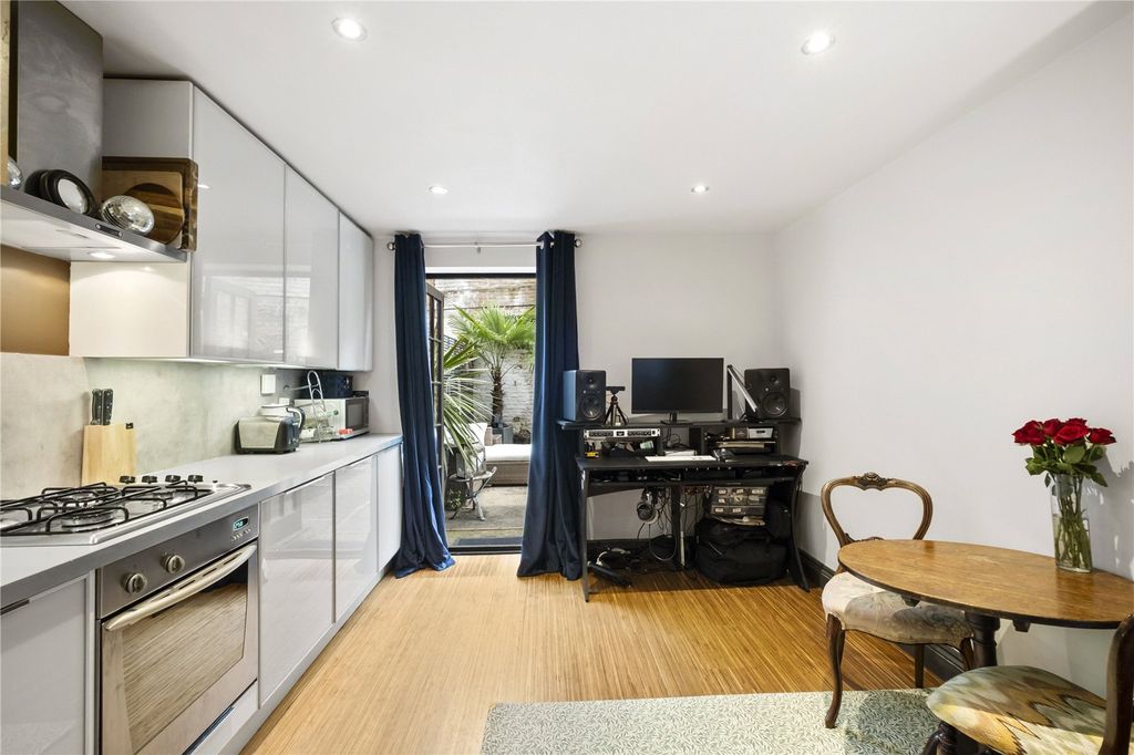 Property photo 3 of 11 Reception/Kitchen