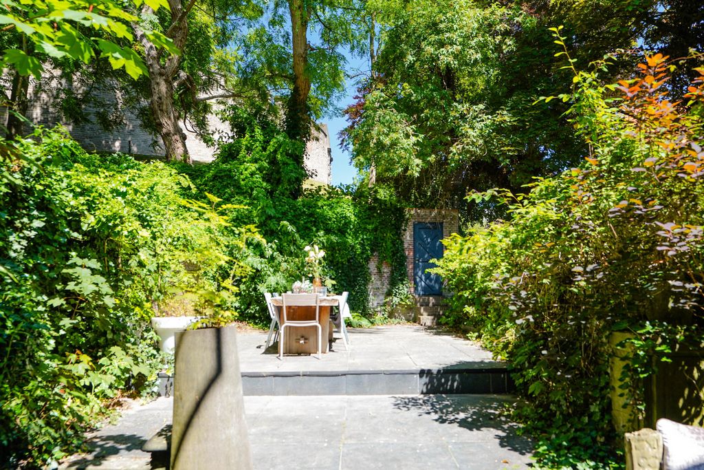 Property photo 2 of 82