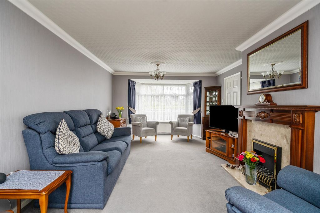 Property photo 2 of 11 39 Hobs Meadow_9.Jpg