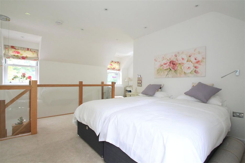 Property photo 3 of 10 Master Bedroom