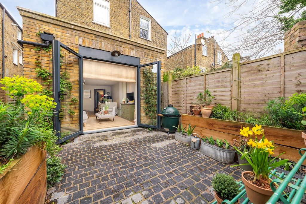 Property photo 2 of 21 Garden (2).Jpg