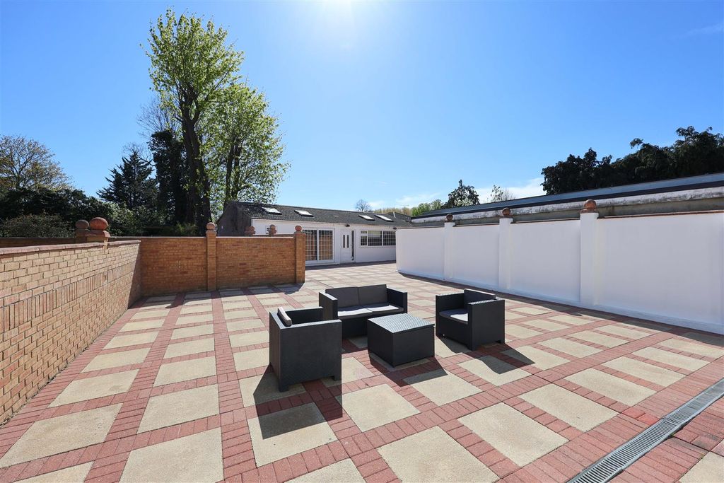 Property photo 2 of 32 Garden