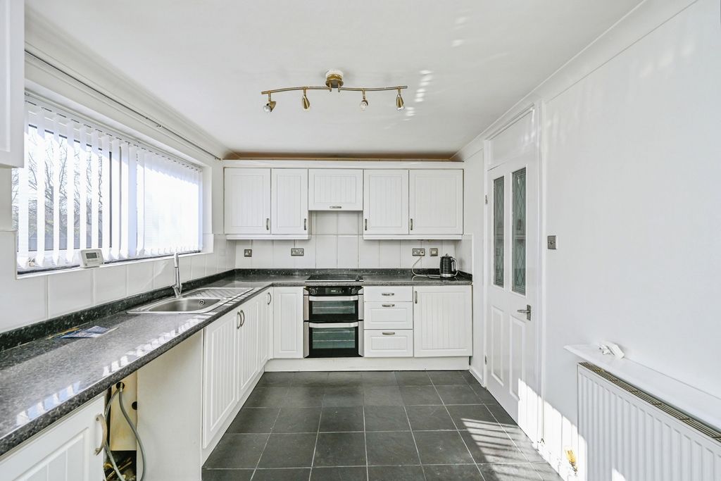 Property photo 2 of 8 Kitchen