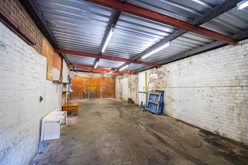 Property photo 2 of 6 Garage Area