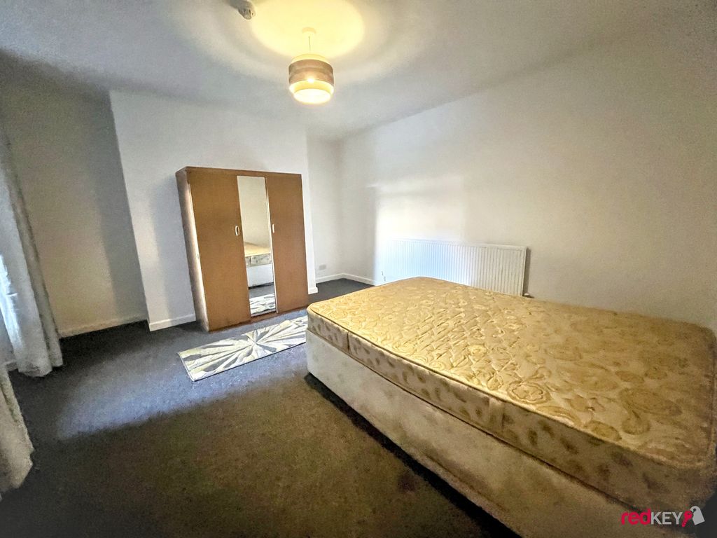 Property photo 3 of 8 Bedroom