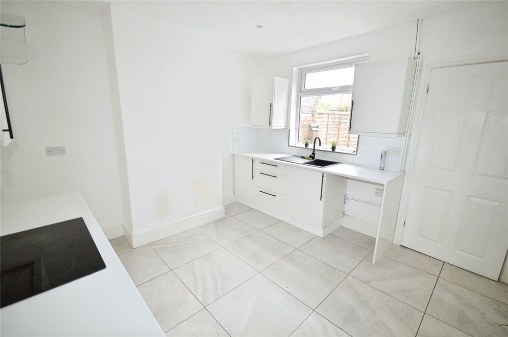 Property photo 3 of 9 Kitchen