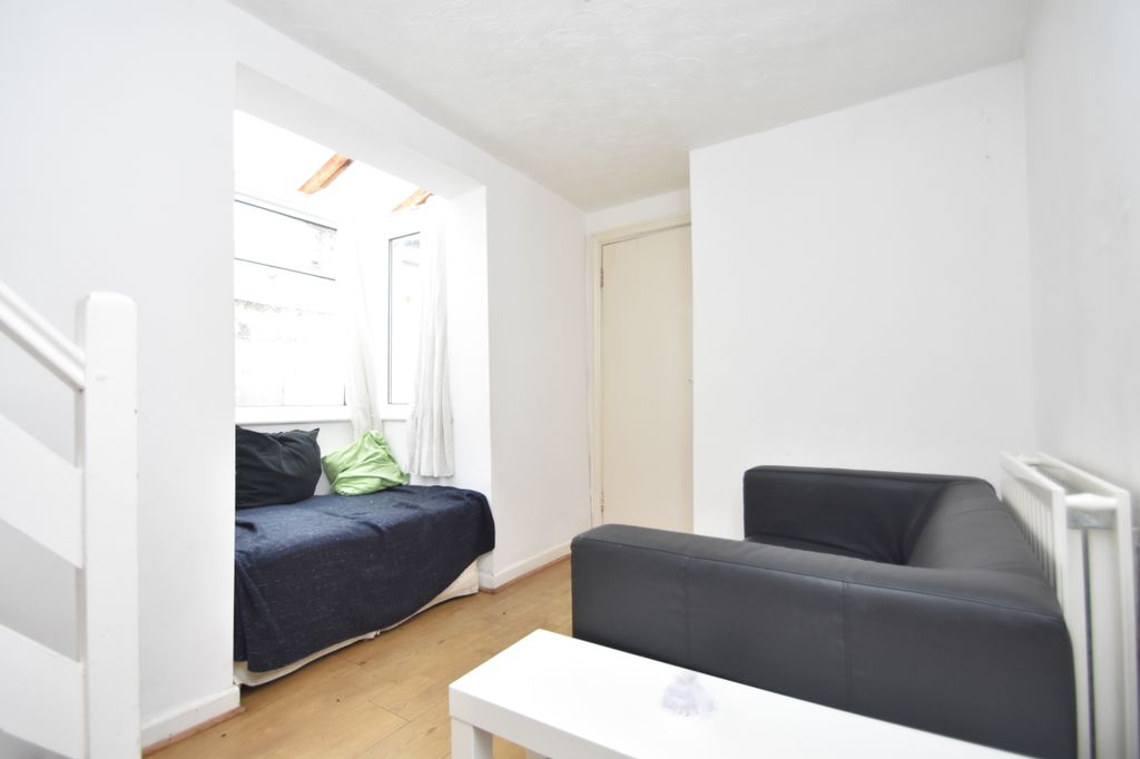 Property photo 3 of 9 Photo 04