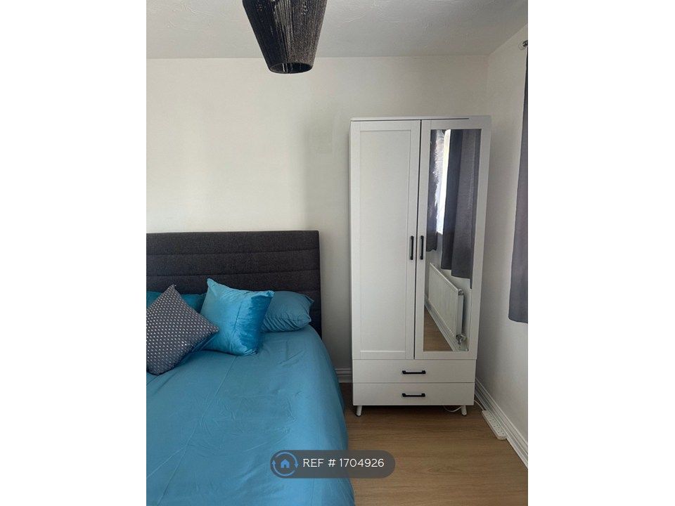 Property photo 2 of 10 Bed & Wardrobe