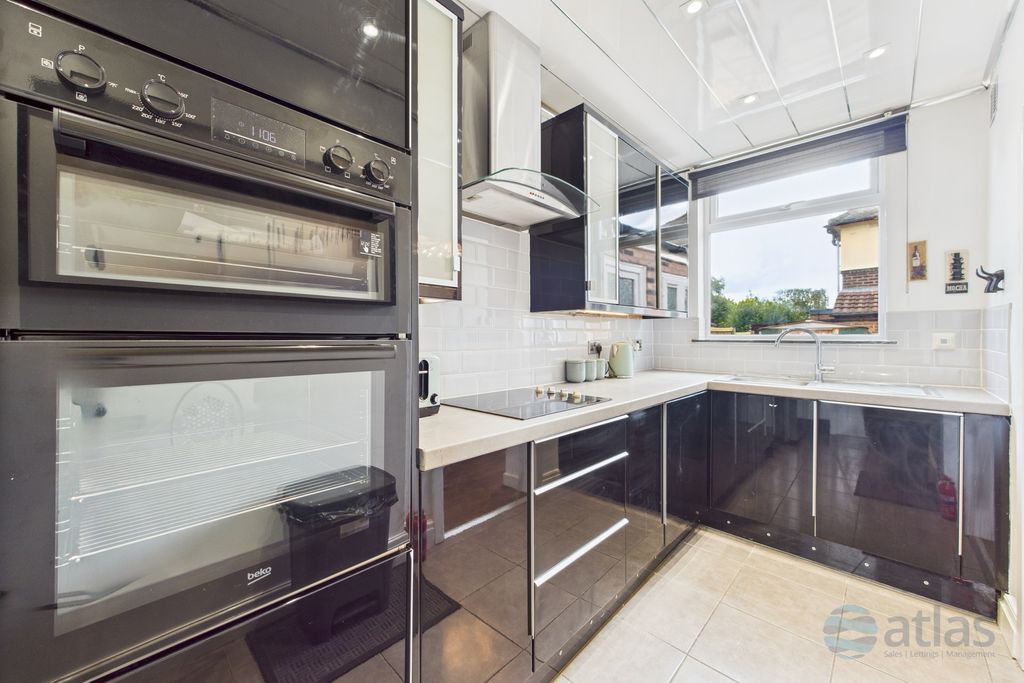 Property photo 3 of 18 Kitchen