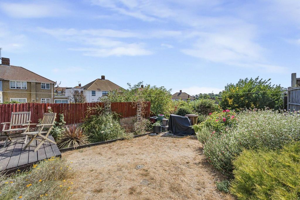 2 bed maisonette for saleGresham Close, Bexley DA5 photo 4
