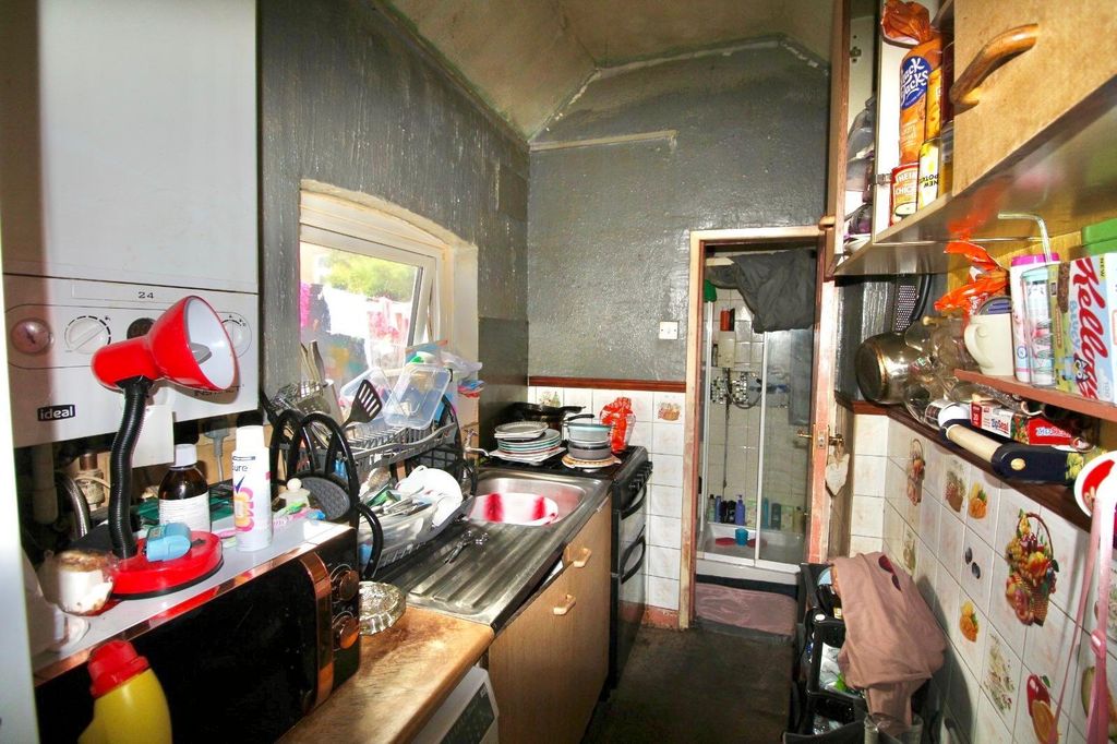 Property photo 3 of 7 Kitchen