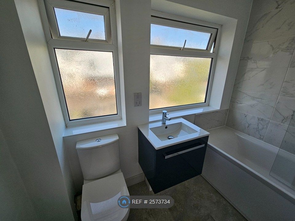 Property photo 3 of 11 Bathroom