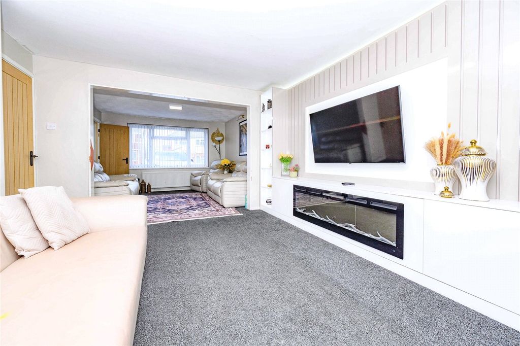 Property photo 3 of 21 Lounge