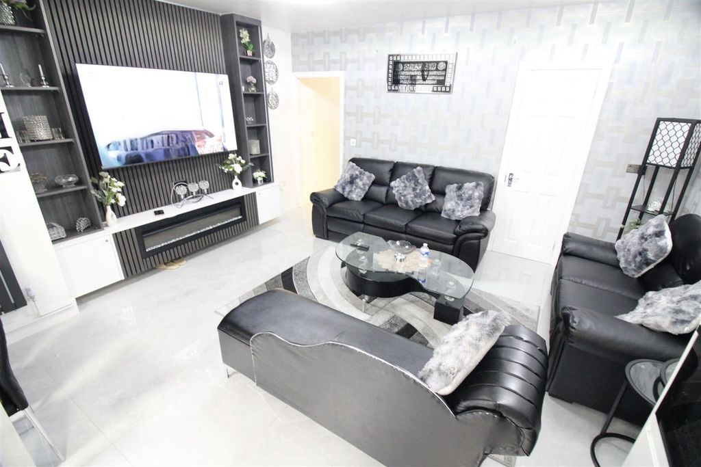 Property photo 3 of 19 Lounge