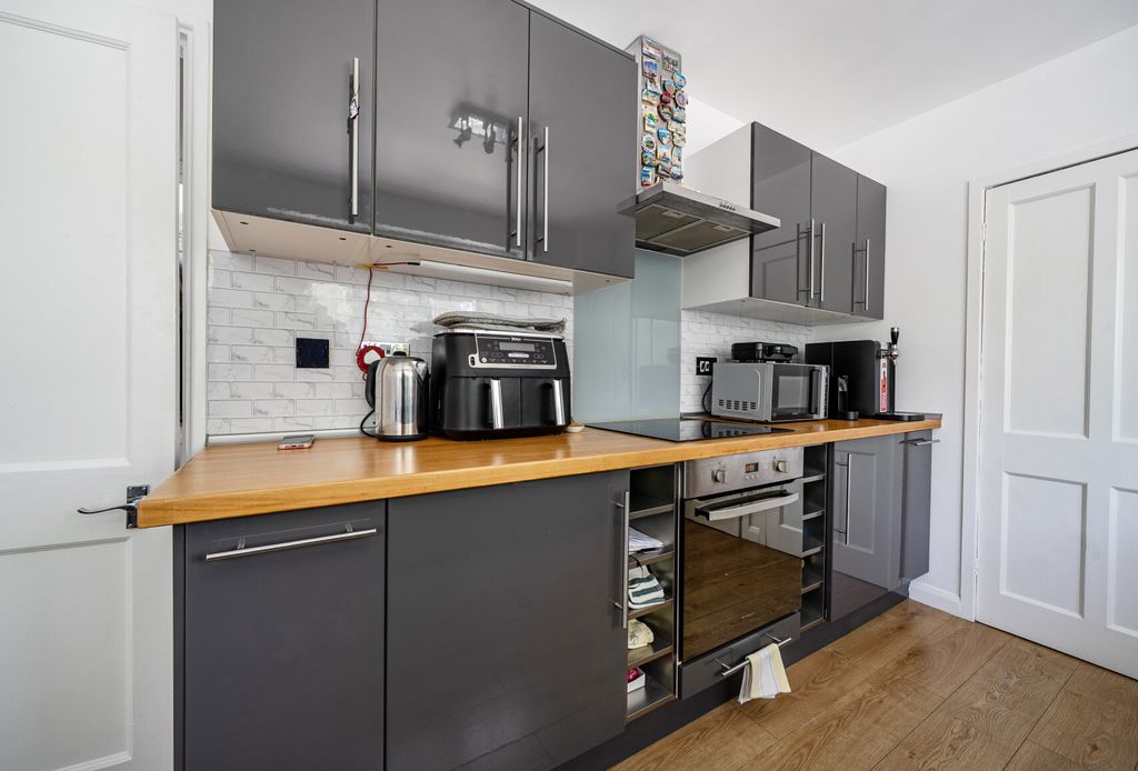 Property photo 2 of 19 1465540-10-6A1044...