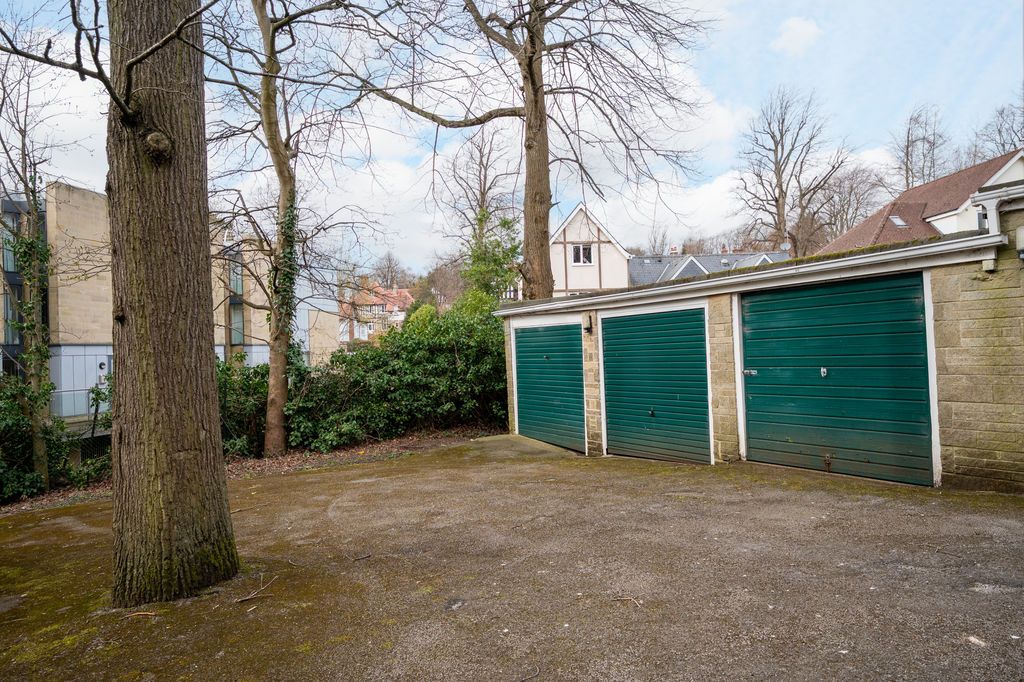 Property photo 3 of 22 Garage
