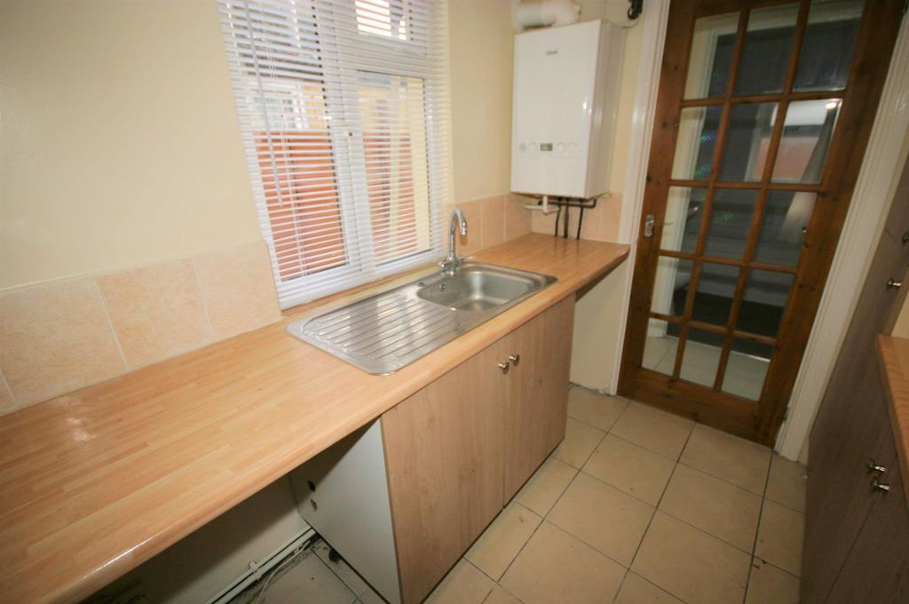 Property photo 2 of 13 Fitted Kitchen