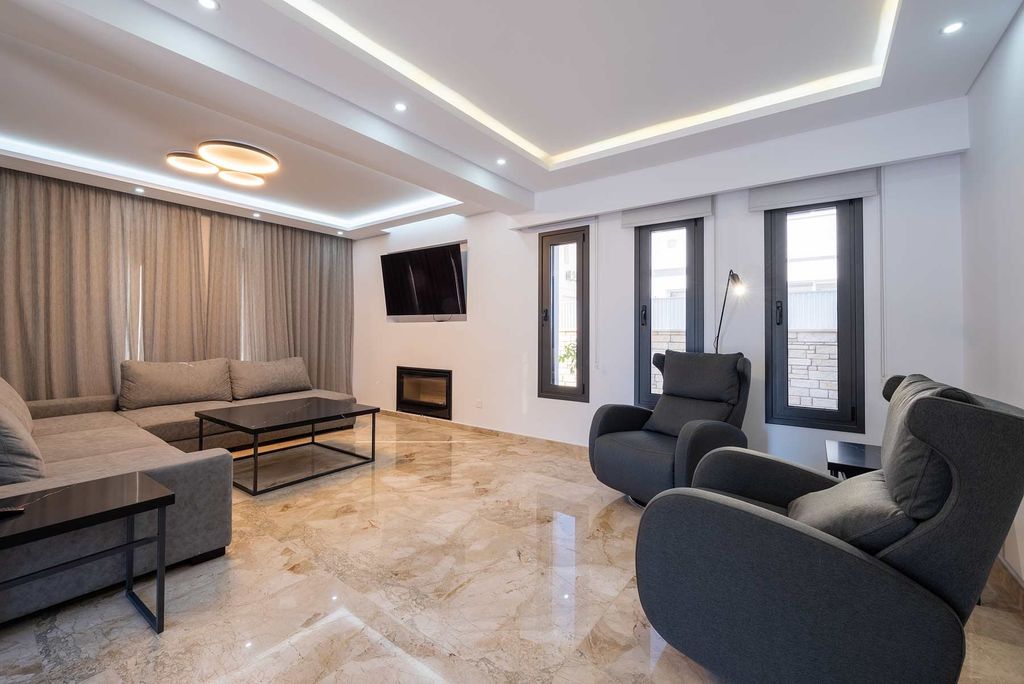 Property photo 2 of 24