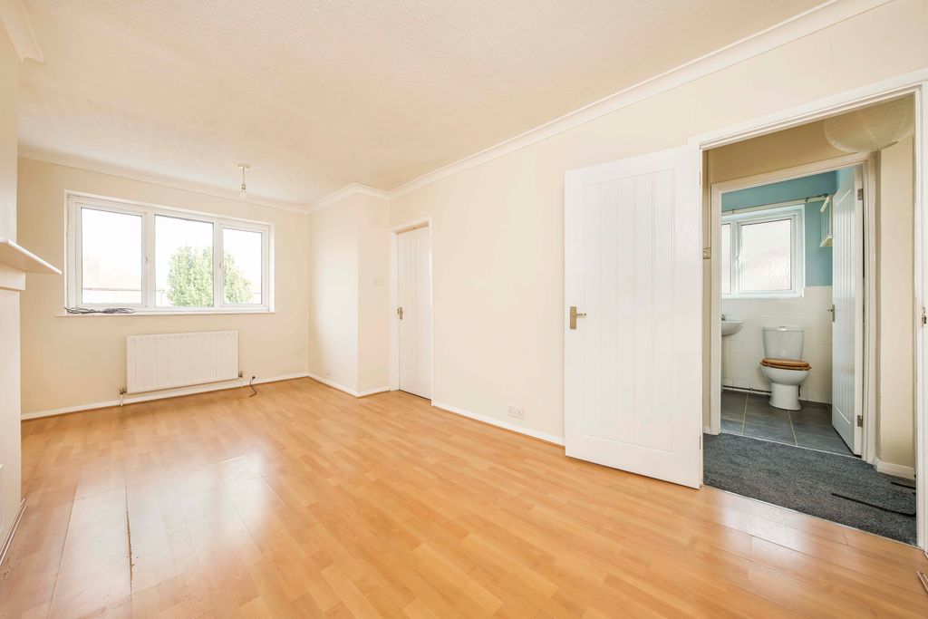 Property photo 3 of 13 Image00010