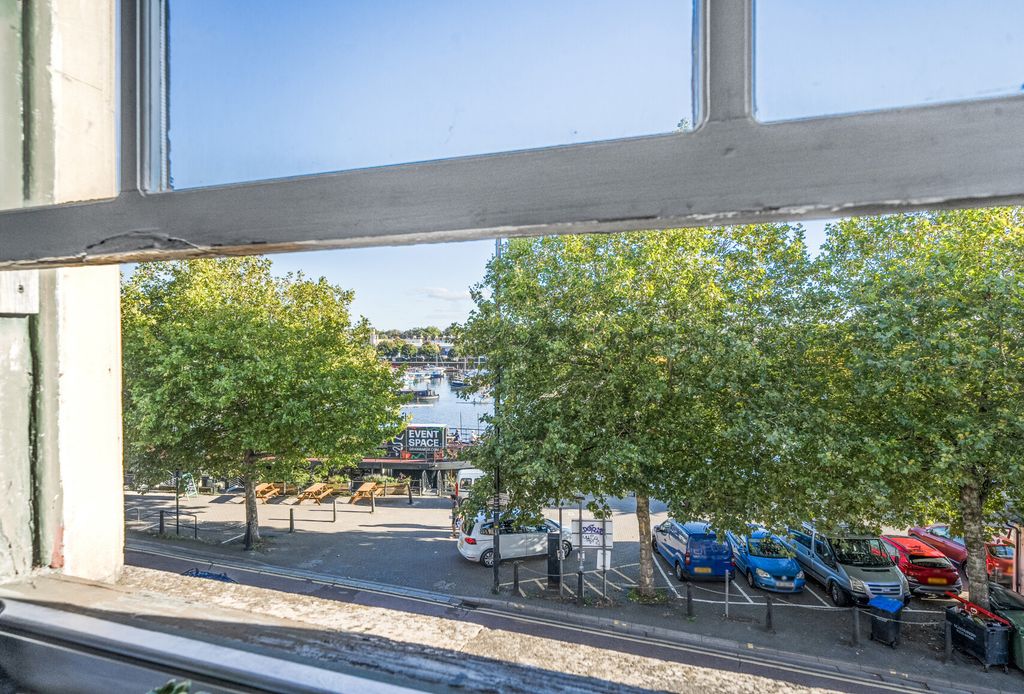 Property photo 3 of 16 1355850-8-68d177F...