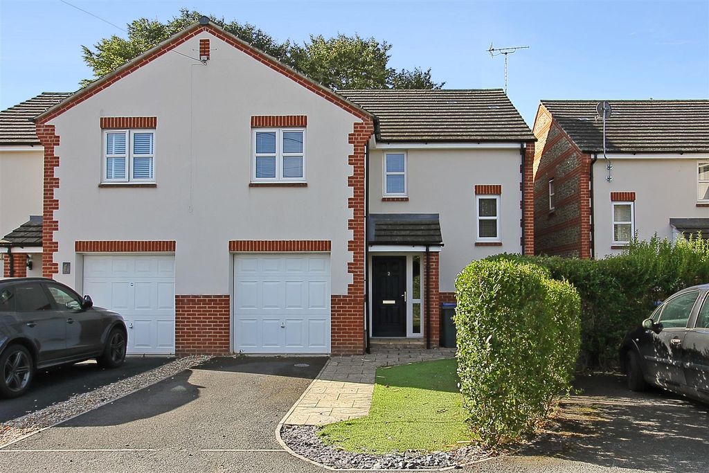 Property photo 1 of 13 2 Ivors Court Ph1.Jpg