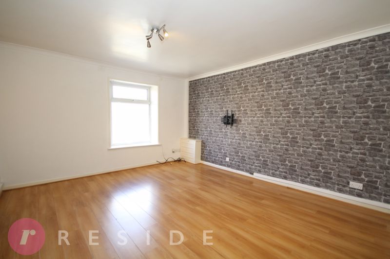 Property photo 3 of 7 Lounge