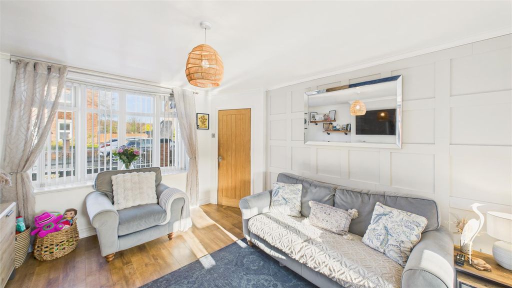 Property photo 3 of 21 Lounge