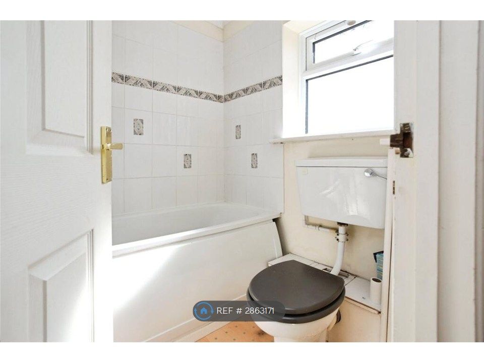 Property photo 3 of 17 Bathroom