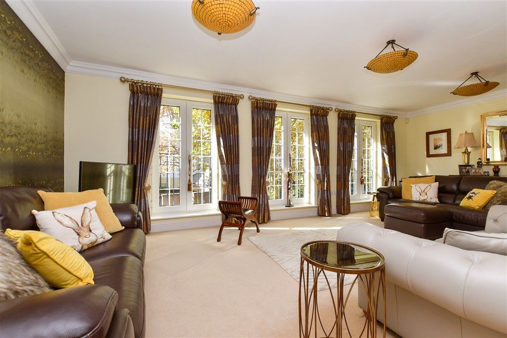 Property photo 1 of 21 Sitting Room