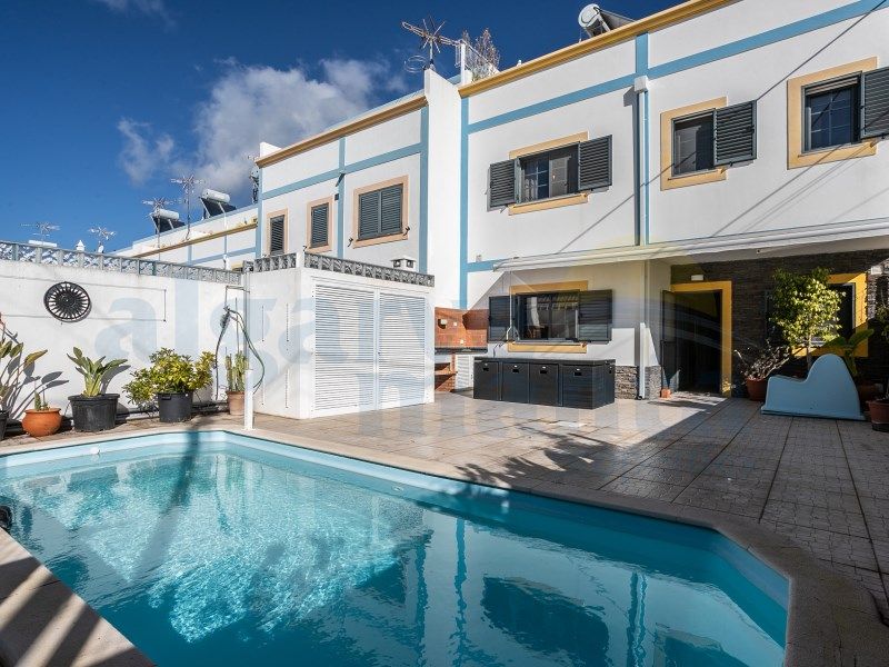 Property photo 1 of 42