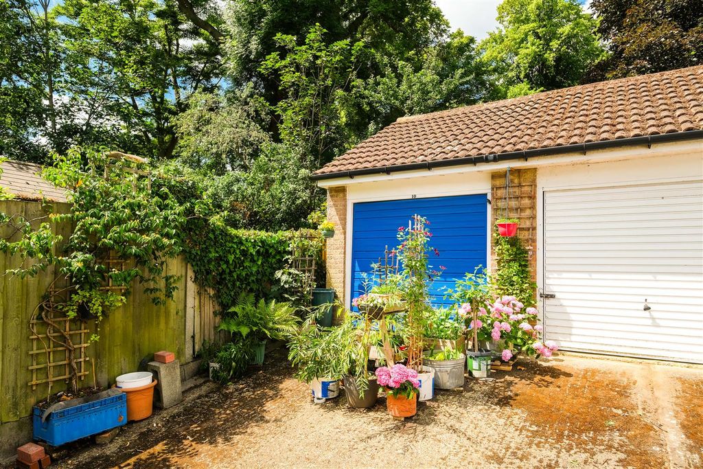 Property photo 2 of 14 10 Fosters Close-14.Jpg