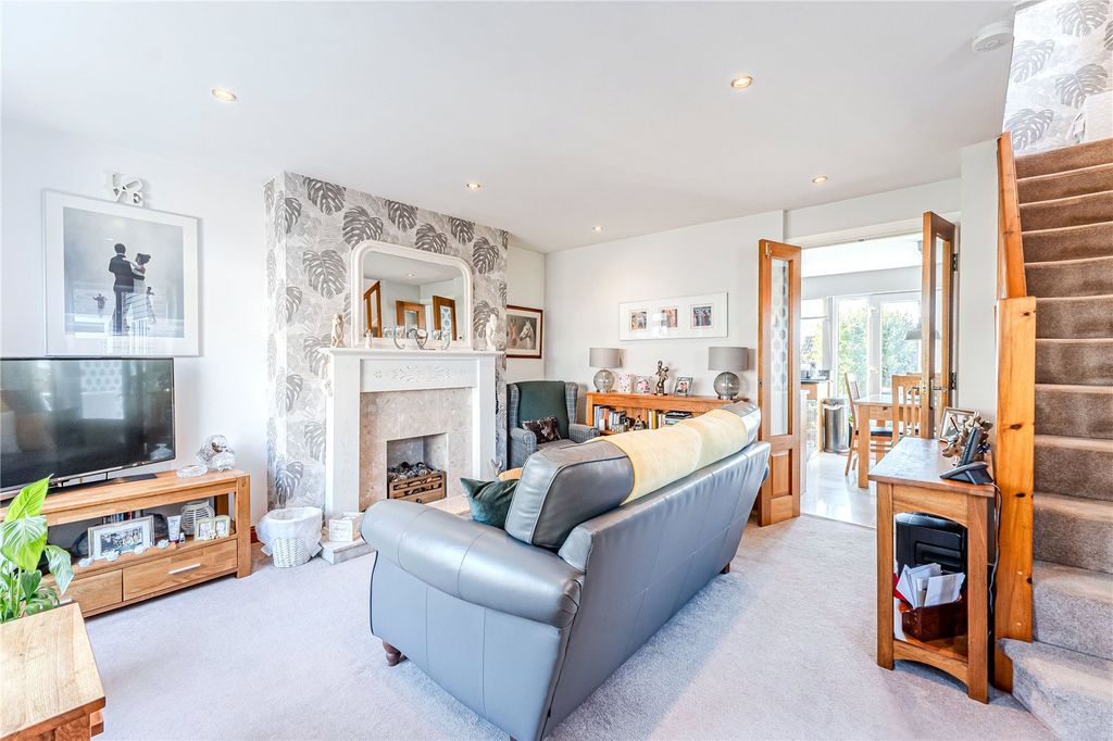 Property photo 2 of 16 Lounge