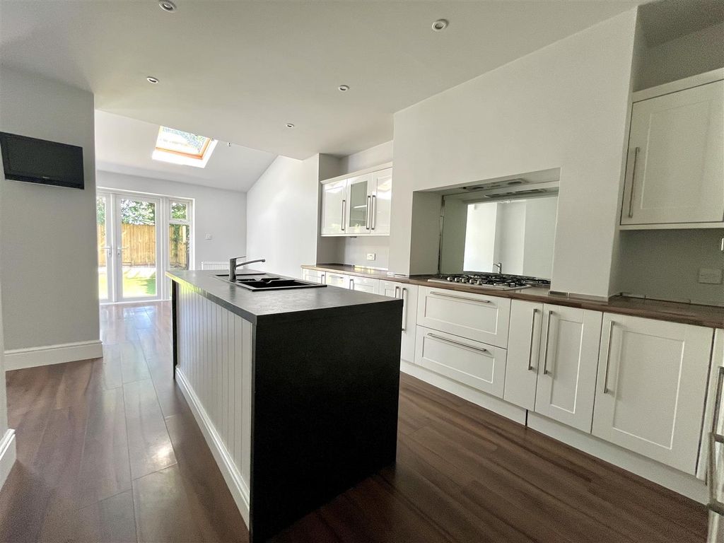 Property photo 3 of 28 Live In Dining Kitchen