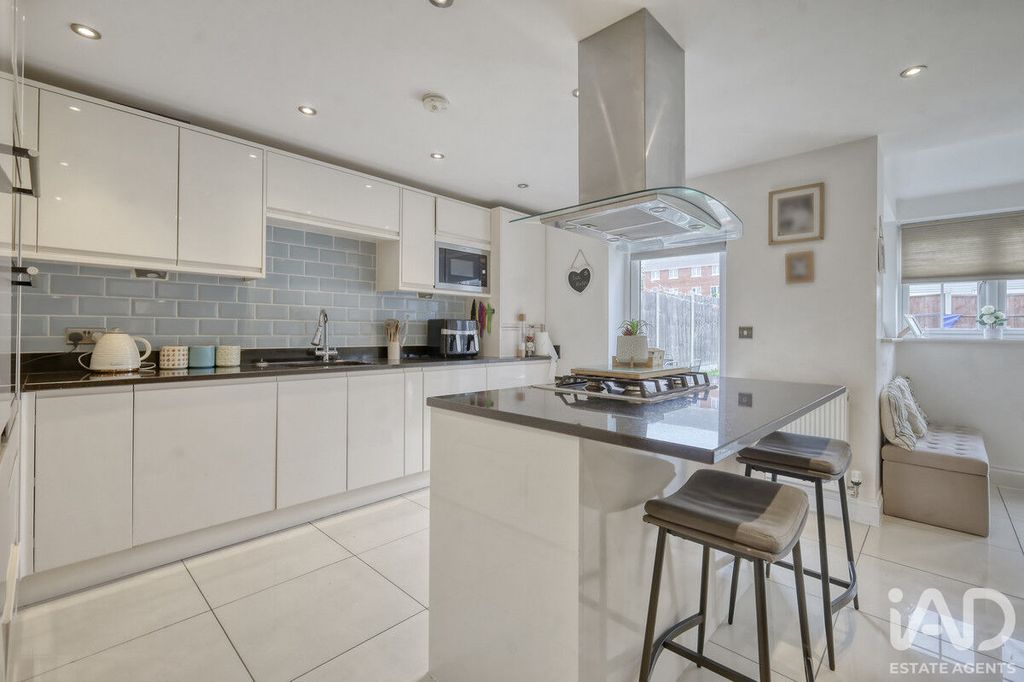 Property photo 2 of 23